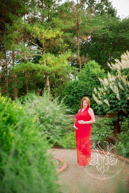 beautiful outdoor pregnancy photo shoot  at Botanical Gardens by Athens, GA photographer, Yvonne Niemann.