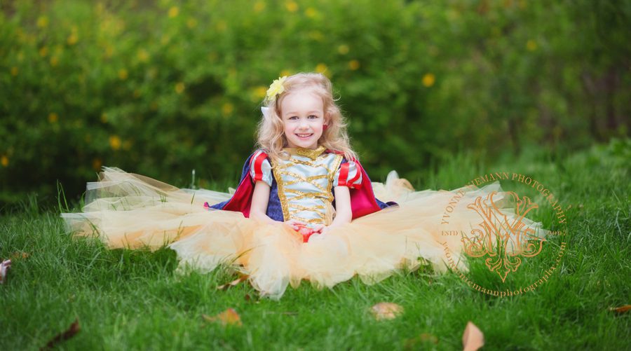 Snow White themed portrait of a four year old girl in St. Charles taken by Yvonne Niemann Photography.